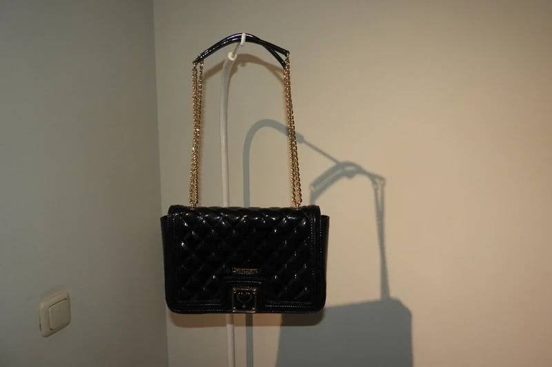 Love Moschino lak tas chique gouden hardware zo goed als nie, Verzenden, Zo goed als nieuw, Zwart, Handtas