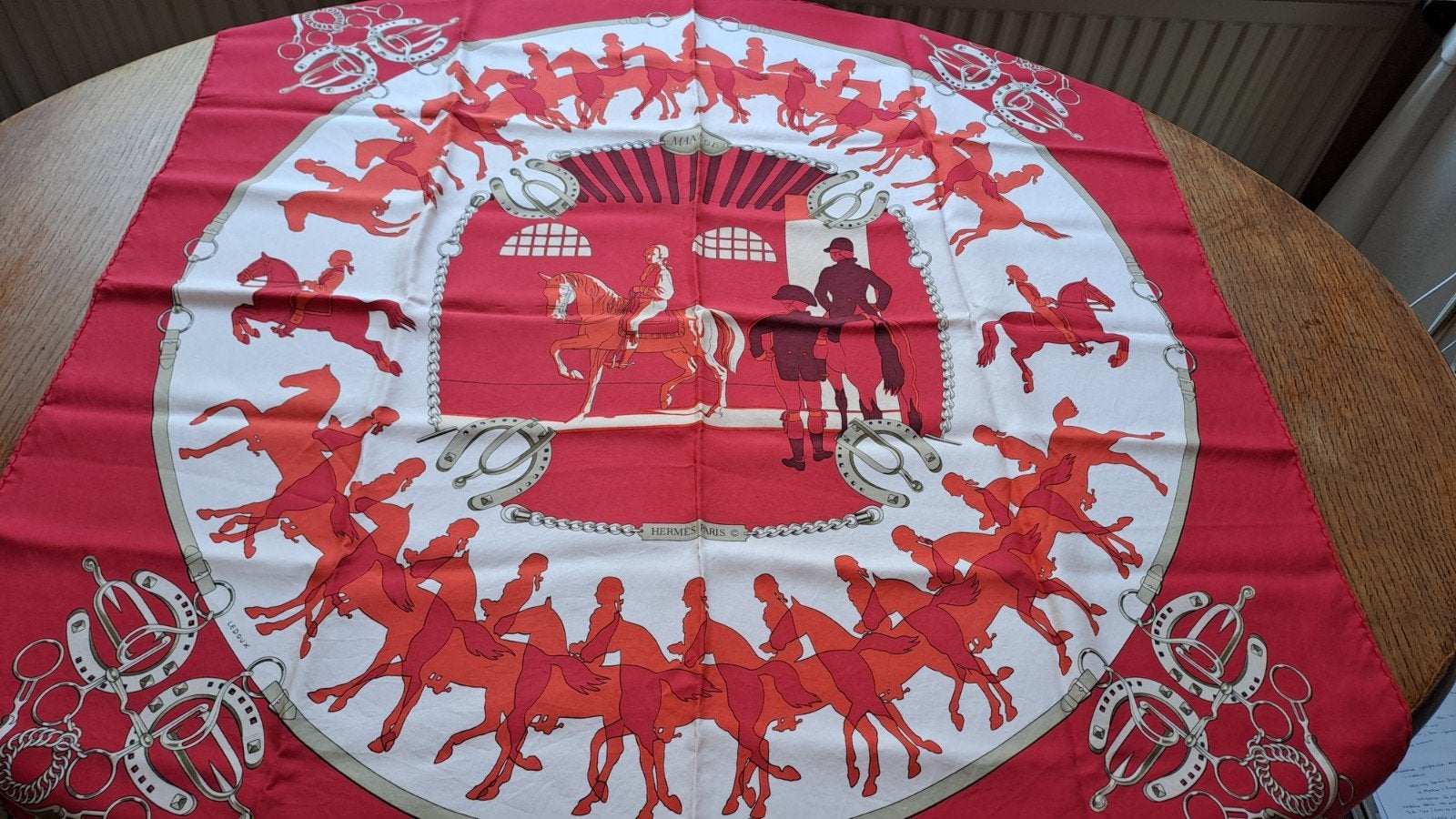 HERMÈS PARIS SJAAL MANÈGE  ONTWORPEN DOOR PHILIPPE LEDOUX, HERMÈS, Maat 46/48 (XL) of groter, Ophalen of Verzenden, Zo goed als nieuw