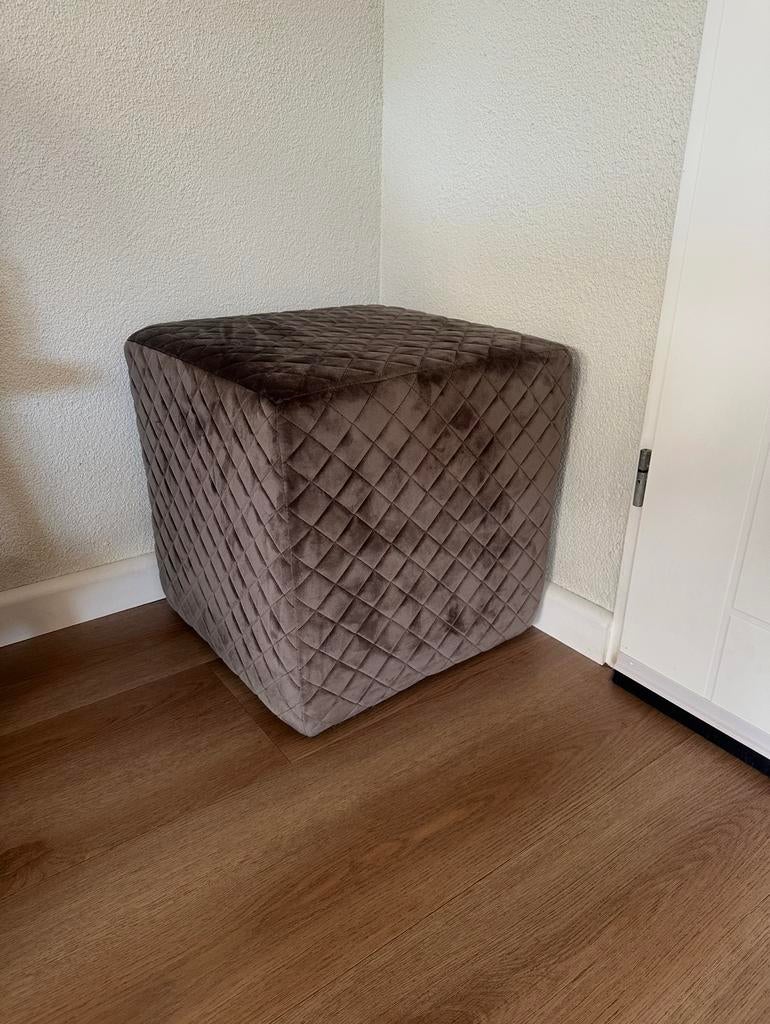 Riviera Maison voetenbank taupe velours Seine 45x45x45, Huis en Inrichting, Banken | Voetenbanken en Poefen, Ophalen, Zo goed als nieuw