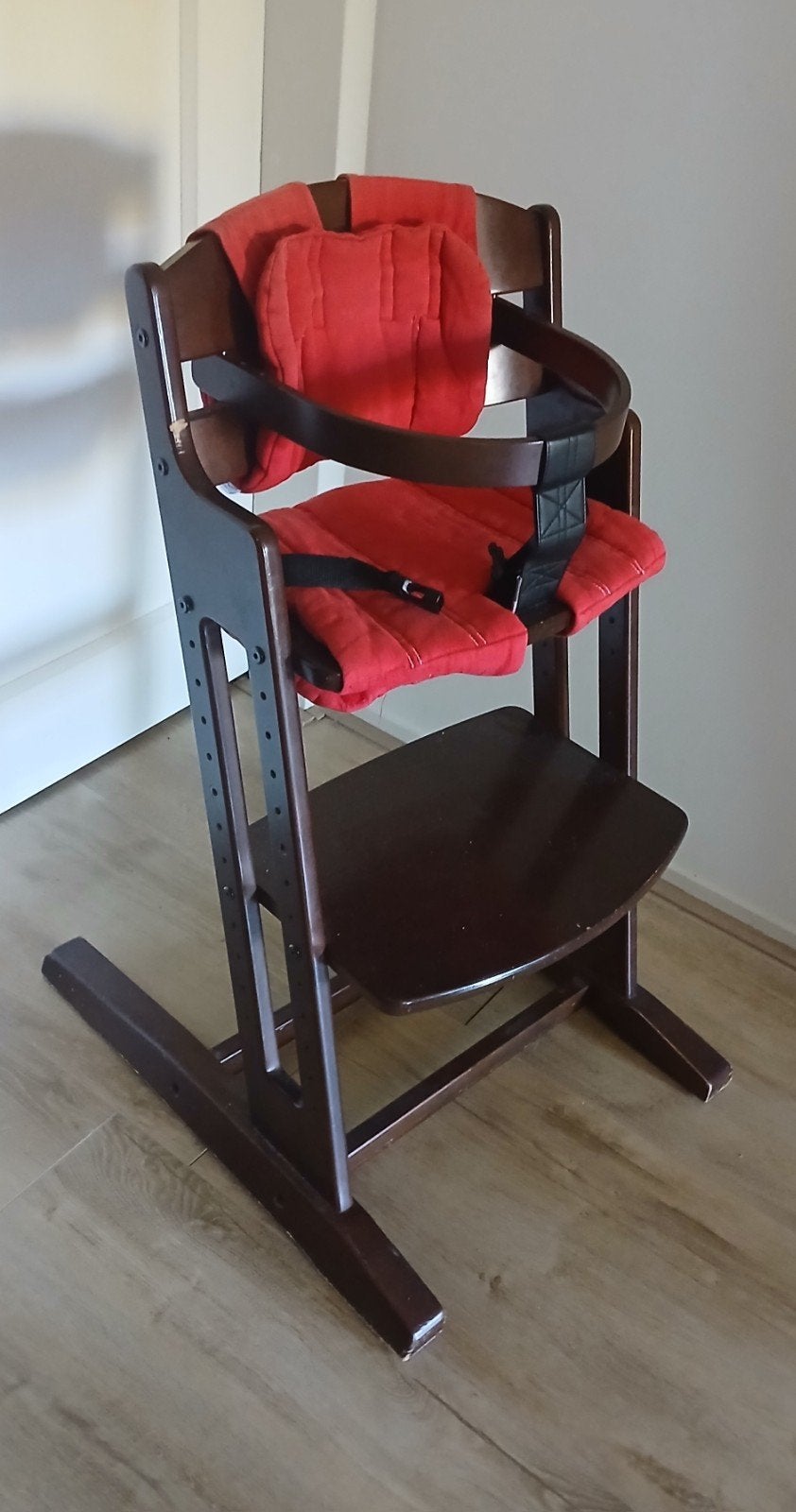 Houten meegroeistoel met rood kussen en gordel, Ophalen, Gebruikt, Meegroeistoel, Gordel(s)