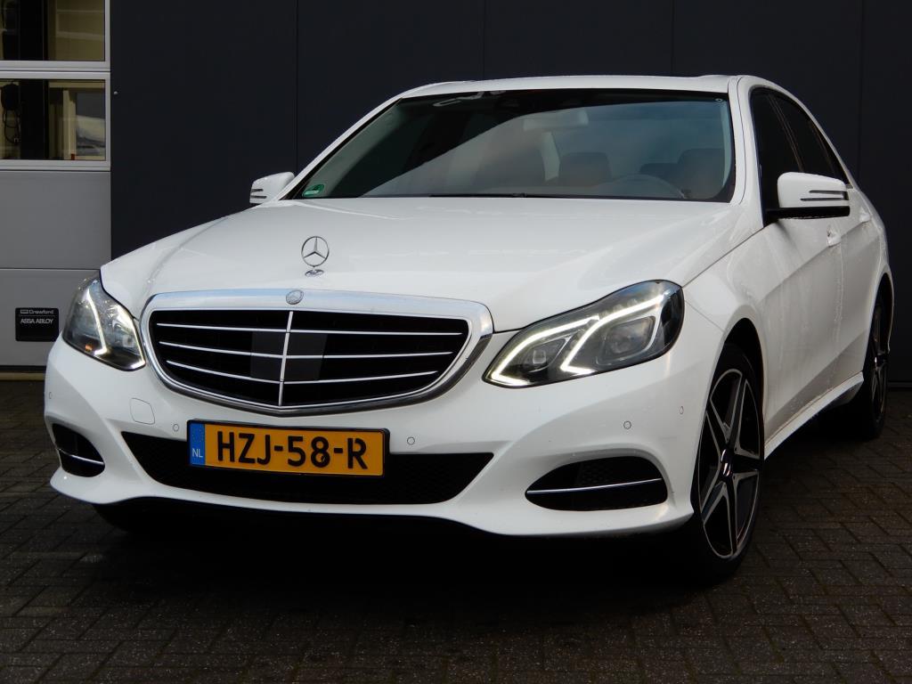 Mercedes-Benz E-klasse 300 Ambition Elegance LED/Navi//Cruis, Auto's, Mercedes-Benz, Automaat, Gebruikt, Zwart, Wit