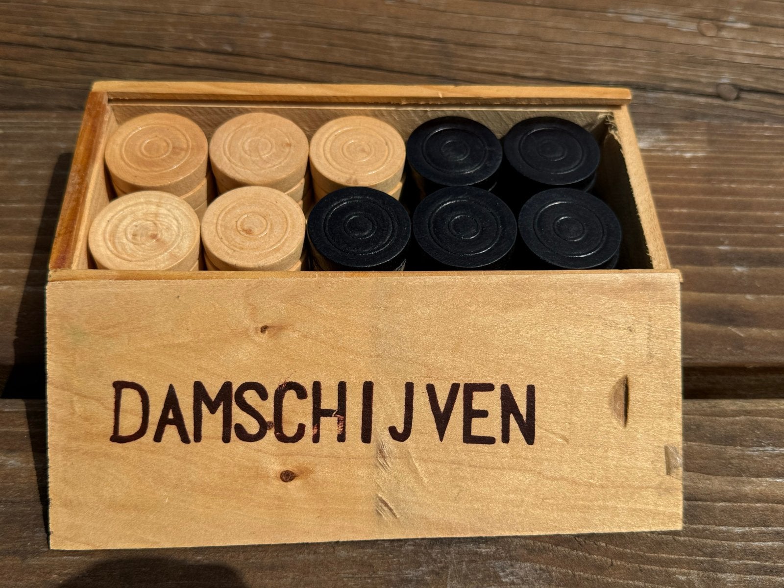 Houten Dameschijven in Kistje, Een of twee spelers, Ophalen of Verzenden, Gebruikt, Reisspel