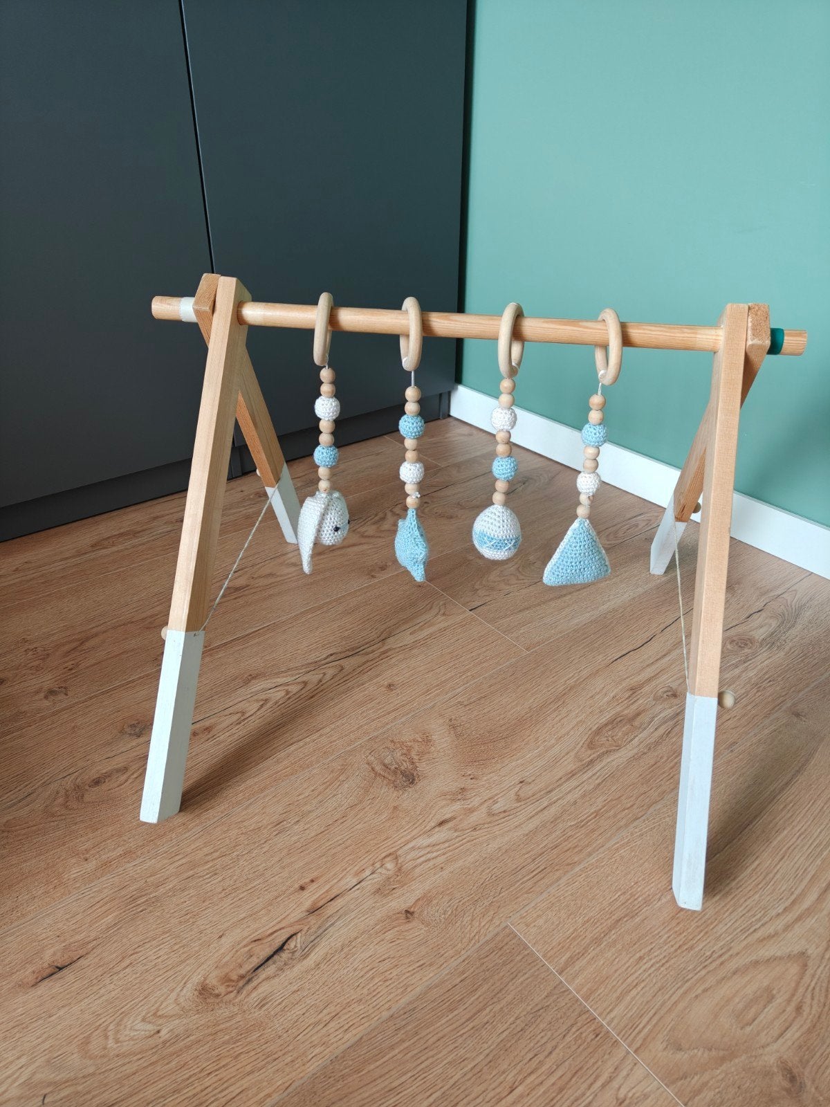 Houten babygym met gehaakte blauw/witte hangers, Ophalen, Gebruikt, Babygym
