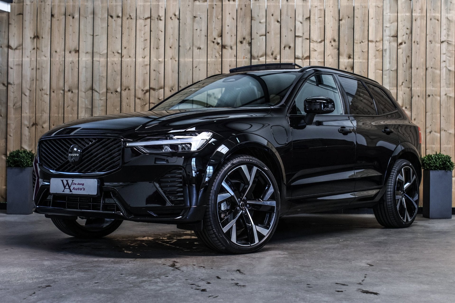 Volvo XC60 2.0 T8 Plug-in hybrid AWD Ultra Black Edition *B&, Auto's, Volvo, Automaat, Gebruikt, Zwart, 4 cilinders