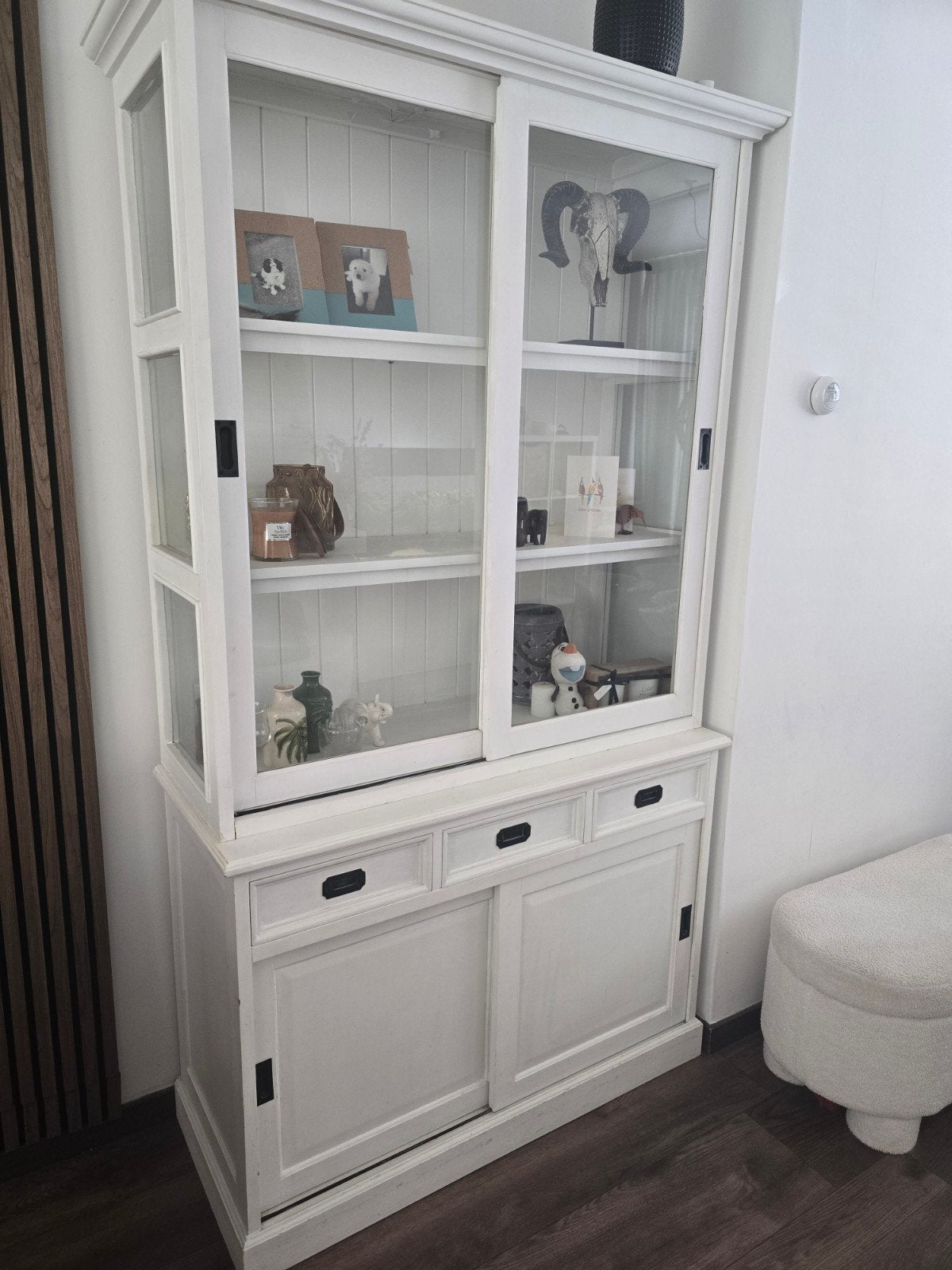 Witte vitrinekast met schuifdeuren en lades, Huis en Inrichting, Kasten | Buffetkasten, Ophalen, Gebruikt, 200 cm of meer, 25 tot 50 cm