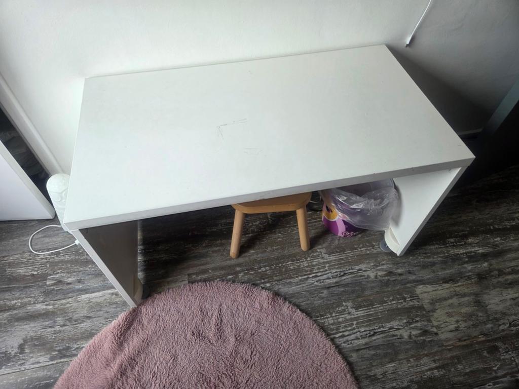 Kinderbureau van IKEA met krukje en evt kleed, Ophalen, Gebruikt, Tafel(s)