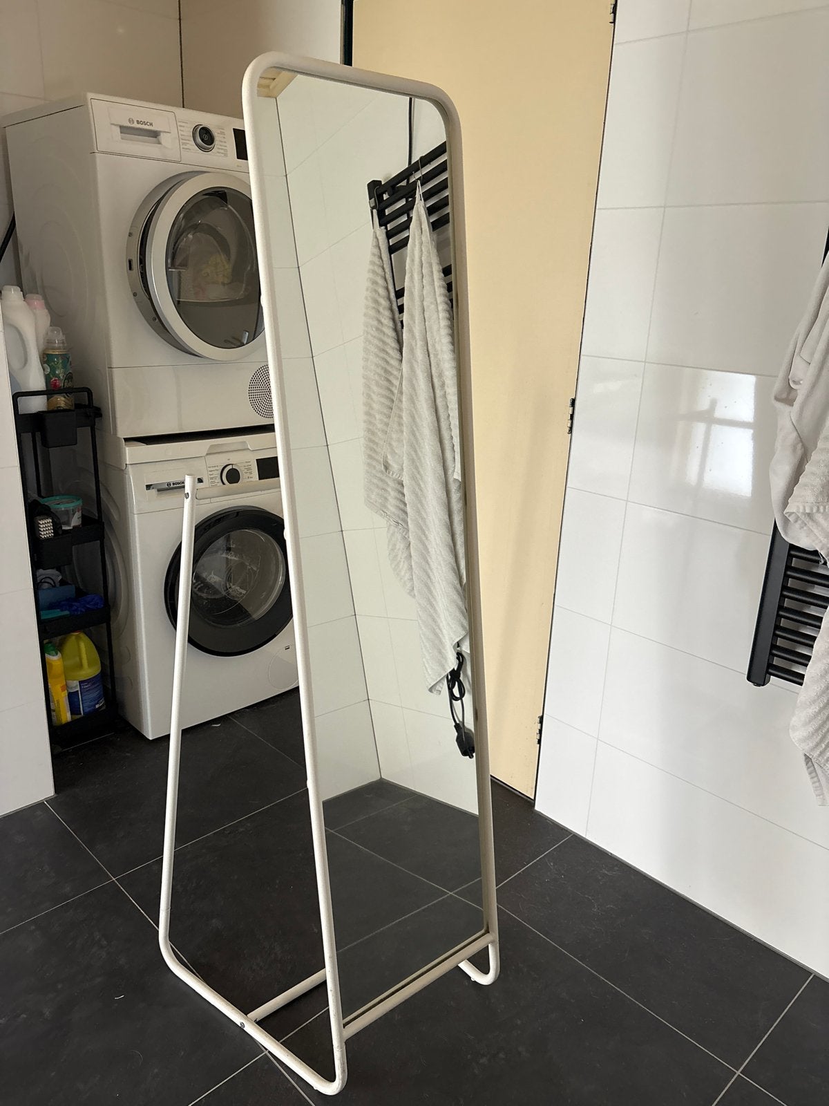 IKEA KNAPPER staande spiegel met kledingrek wit, Huis en Inrichting, Woonaccessoires | Spiegels, Ophalen, Minder dan 50 cm, Gebruikt