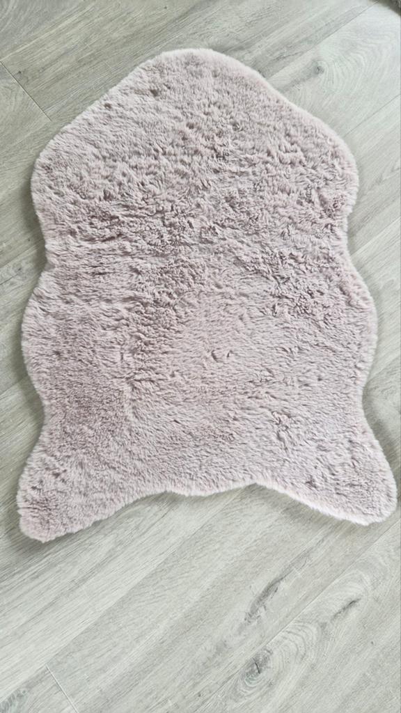 Beige vloerkleed - Schapenvacht Look, Minder dan 50 cm, 50 tot 100 cm, Ophalen of Verzenden, Zo goed als nieuw