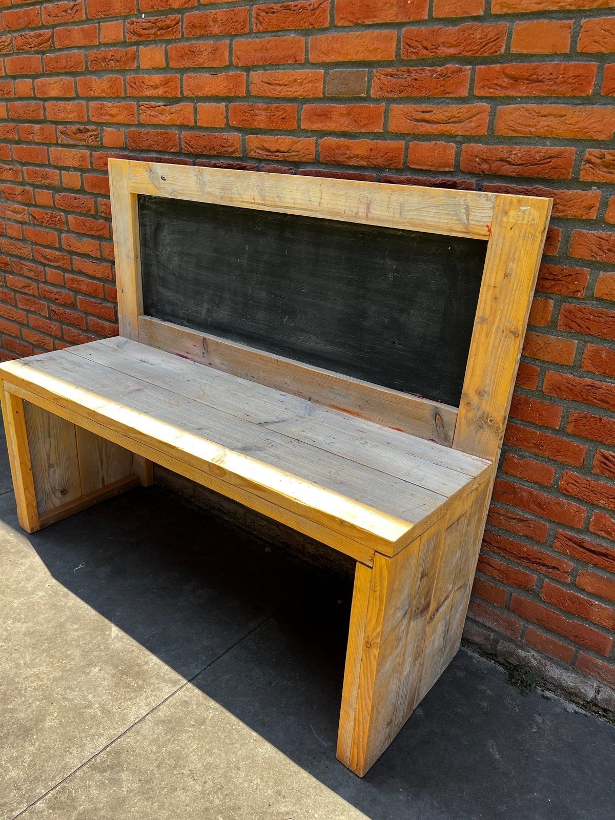 Houten kinderbankje met krijtbord - tekentafel, Ophalen, Gebruikt