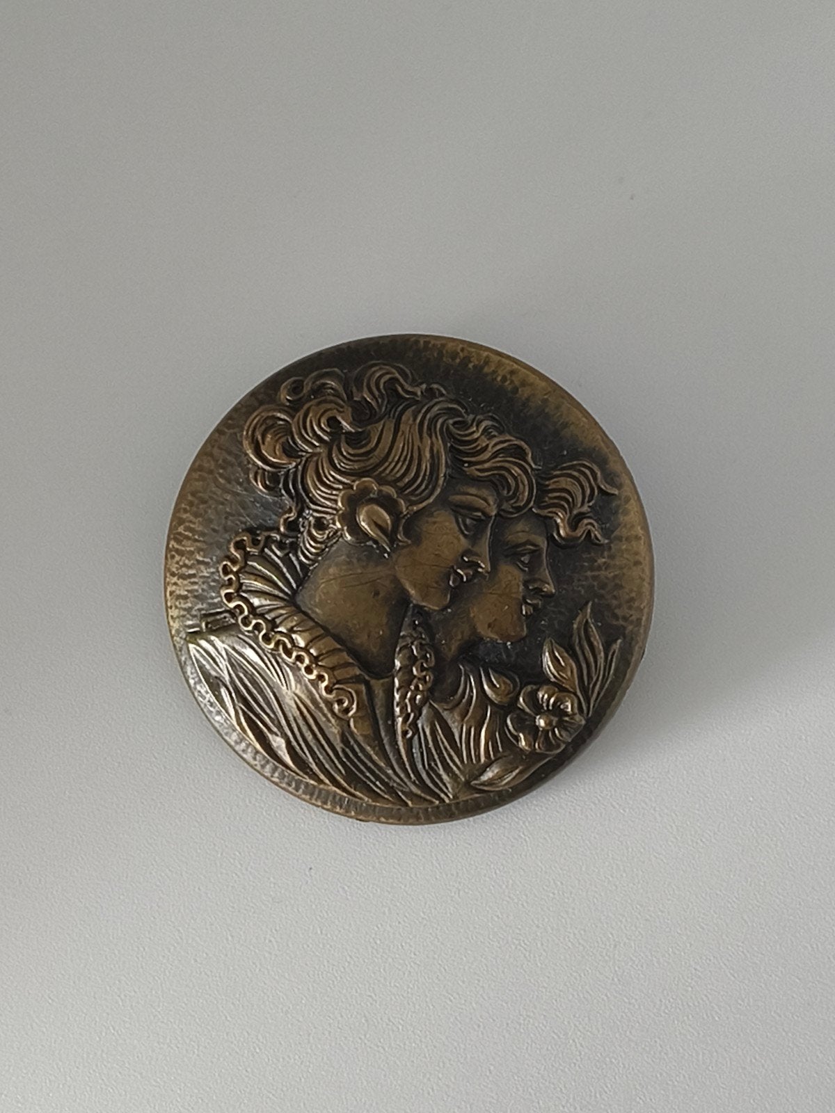 Art Nouveau Broche met Victoriaanse Dames Silhouetten, 4,5cm, Overige materialen, 4 tot 7 cm, Gebruikt, Bruin