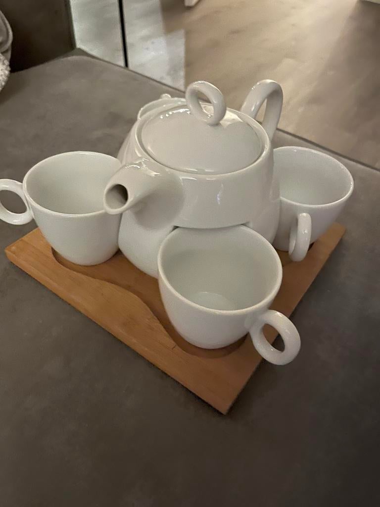 Leuke theepot met 4 kop&schotels fijn voor high tea, Ophalen of Verzenden, Zo goed als nieuw, Overige stijlen, Kop(pen) en/of Schotel(s)