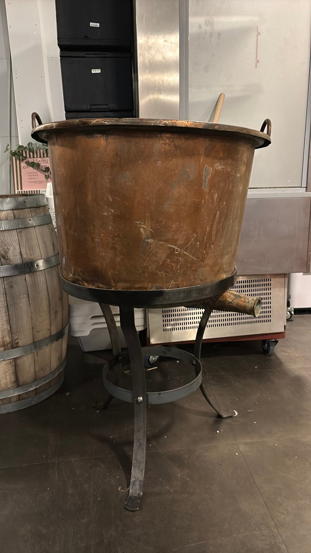 Koperen Wasketel met onderstel, Ophalen