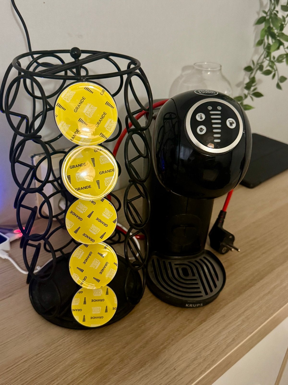 Nescafé Dolce Gusto Genio S plus +Gratis Capsulehouder, Witgoed en Apparatuur, Koffiezetapparaten, Ophalen, Gebruikt, Koffiemachine