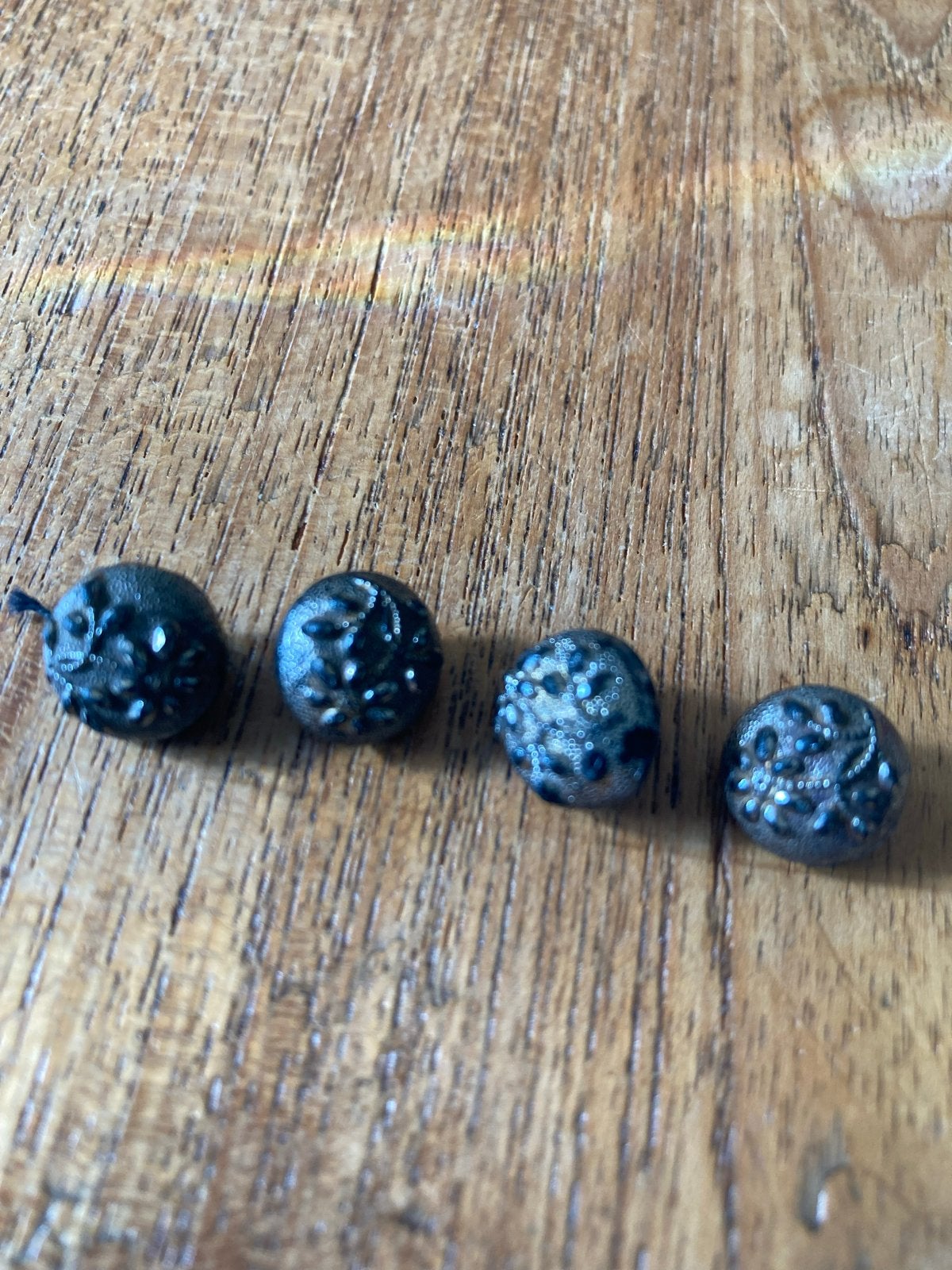 Set van 4 vintage knoopjes met reliëf en glas, Ophalen of Verzenden, Gebruikt