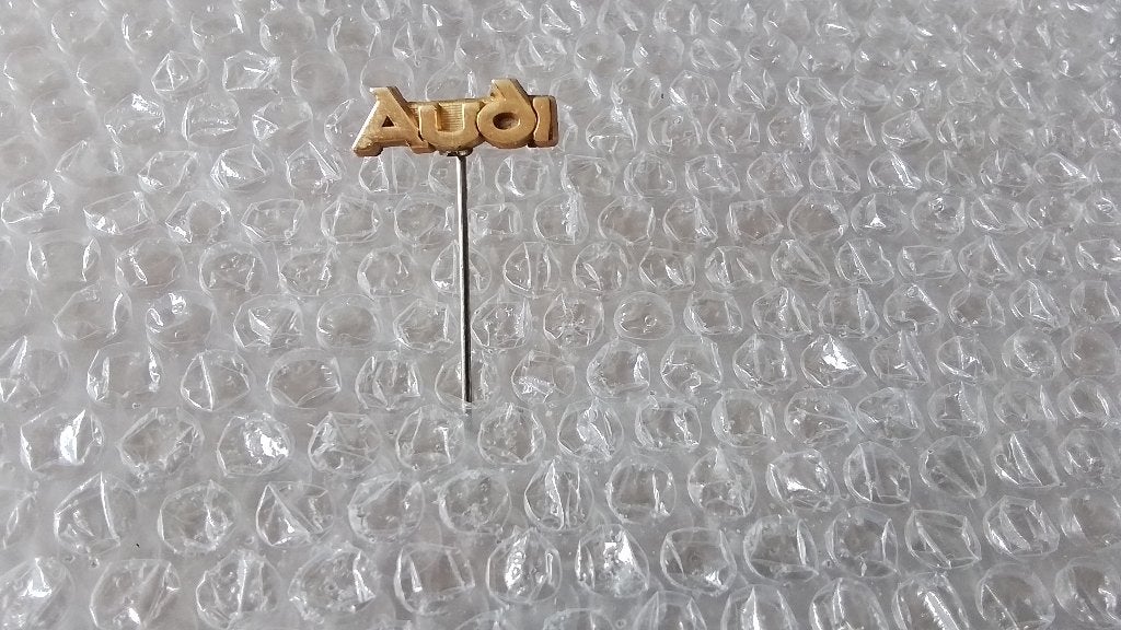 Goudkleurig speldje AUDI, Verzamelen, Speldjes, Pins en Buttons, Ophalen of Verzenden, Zo goed als nieuw, Overige onderwerpen