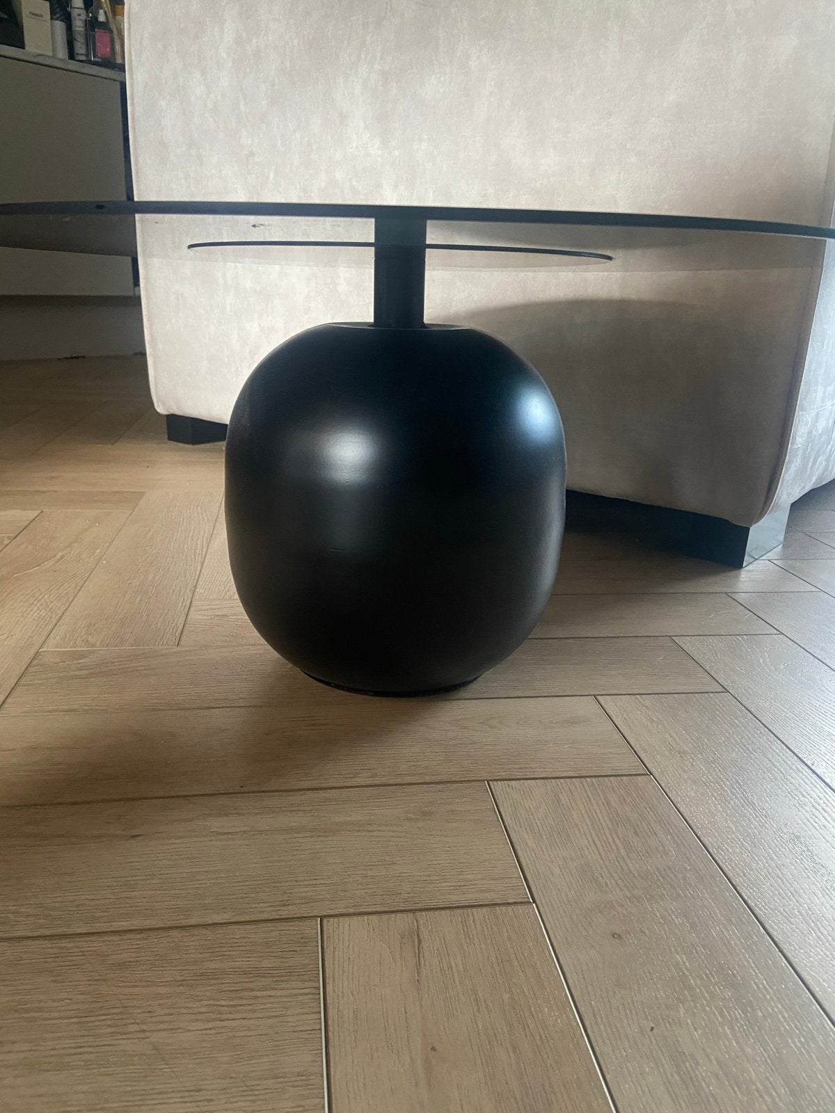 Moderne salontafel met glazen blad en zwarte voet, Ophalen, Gebruikt, Rond, 50 tot 100 cm
