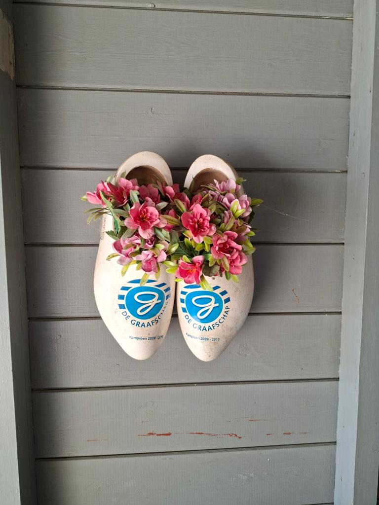 Houten klompen met kunstbloemen - De Graafschap, Ophalen of Verzenden, Zo goed als nieuw