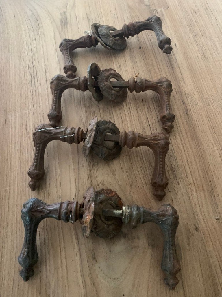 4 x deurklink gietijzer klassiek, Ophalen of Verzenden, Gebruikt, IJzer, Klink of Kruk