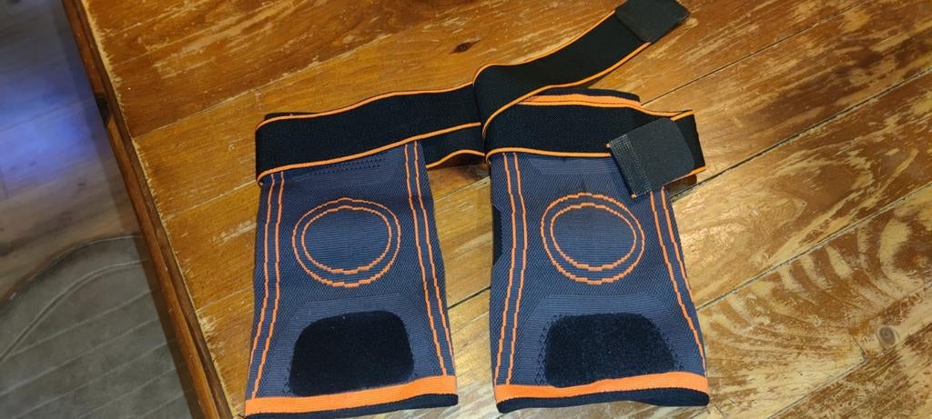Knie braces maat s , merk :KneeNetic, Ophalen of Verzenden