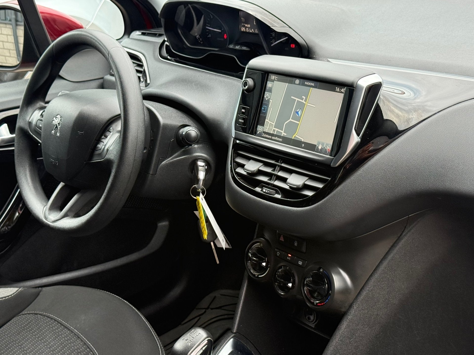 Peugeot 208 1.2 PureTech Blue Lion Navi Cruise Airco 5d Nieu, Gebruikt, 1199 cc, 82 pk, 23 km/l