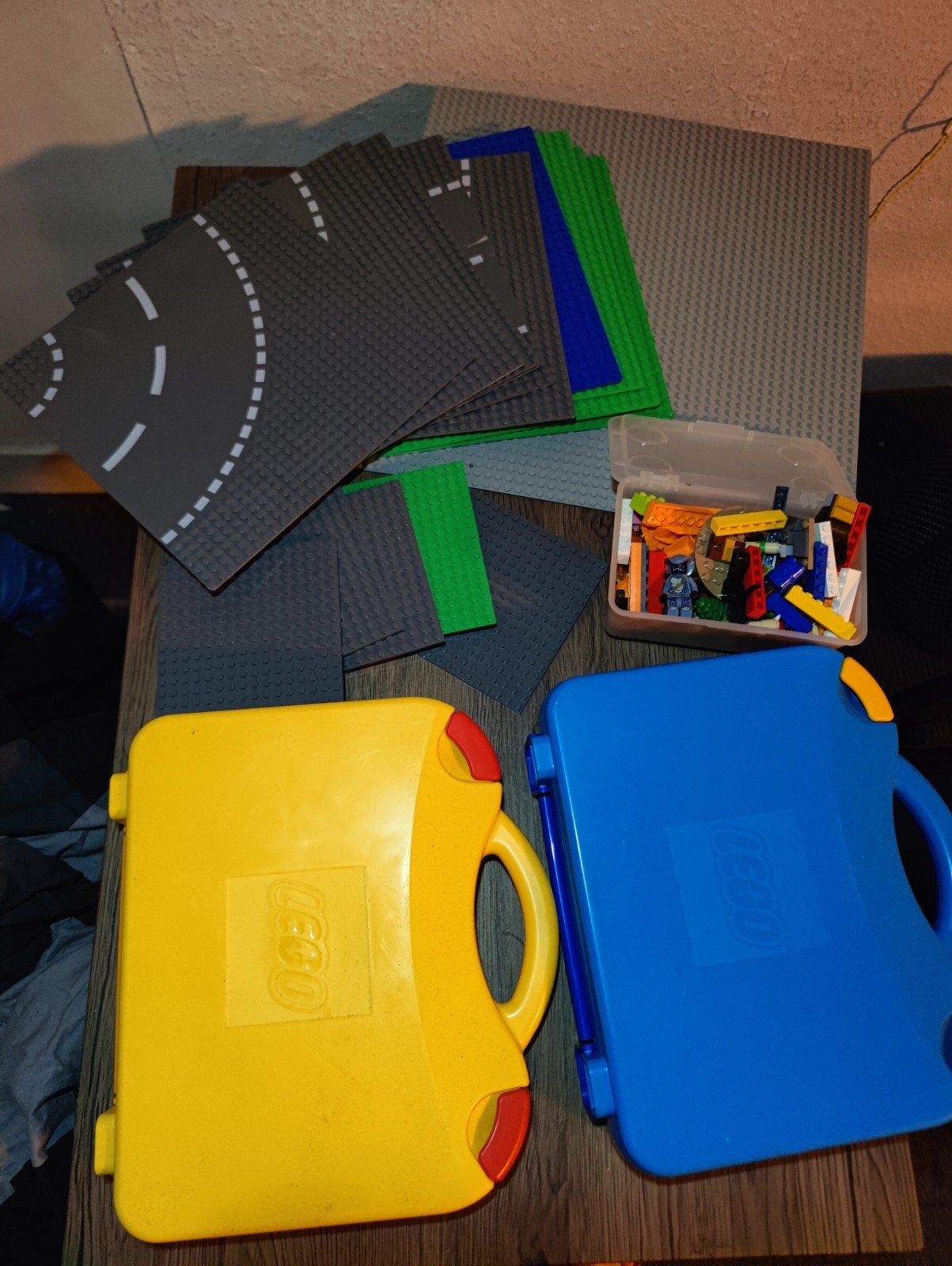 Lego grondplaten en losse stenen met opbergkoffers, Ophalen of Verzenden, Gebruikt, Grondplaat, Lego