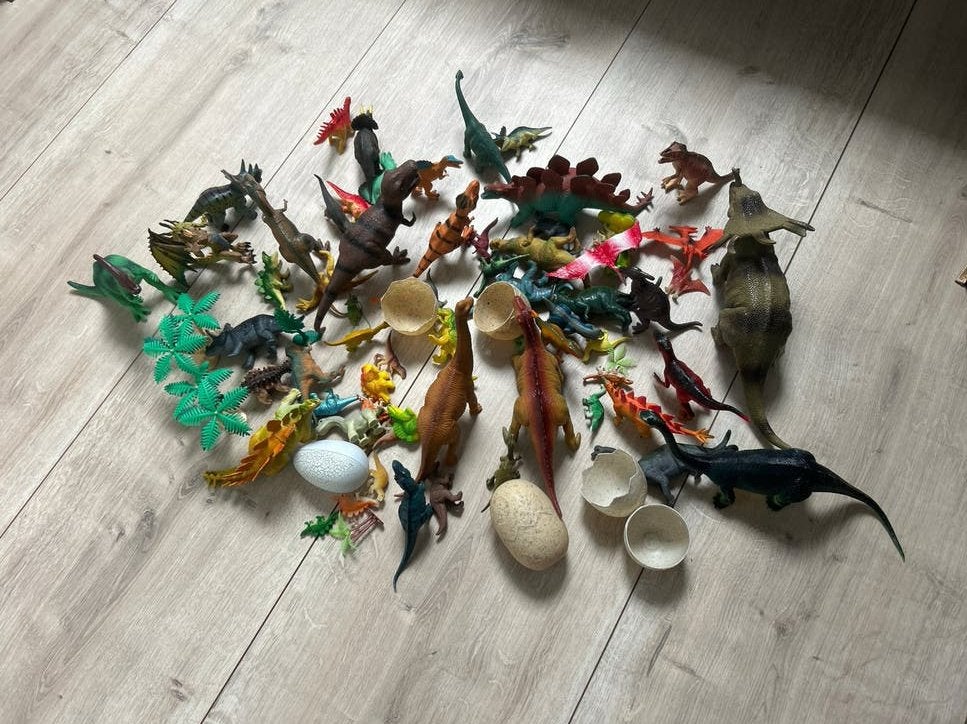 Grote collectie dinosaurus speelgoed met eieren en bomen, Ophalen of Verzenden, Gebruikt, Jongen of Meisje