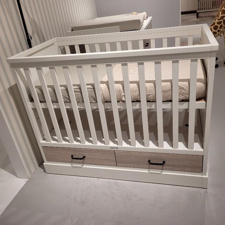 Newport Babykamer Wit/ Eiken | Ledikant + Commode, Ophalen, Zo goed als nieuw, Jongetje of Meisje