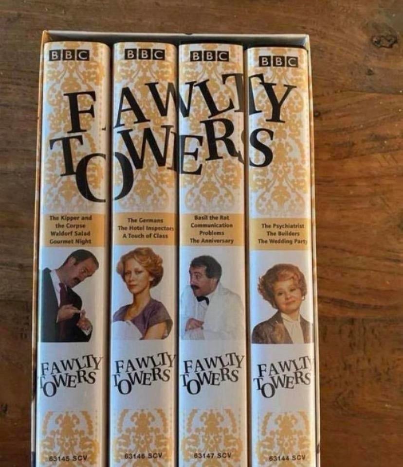 Fawlty Towers - Complete VHS Boxset (Nederlandse ondertiteli, Alle leeftijden, Ophalen of Verzenden, Zo goed als nieuw, Tv-serie of Tv-programma