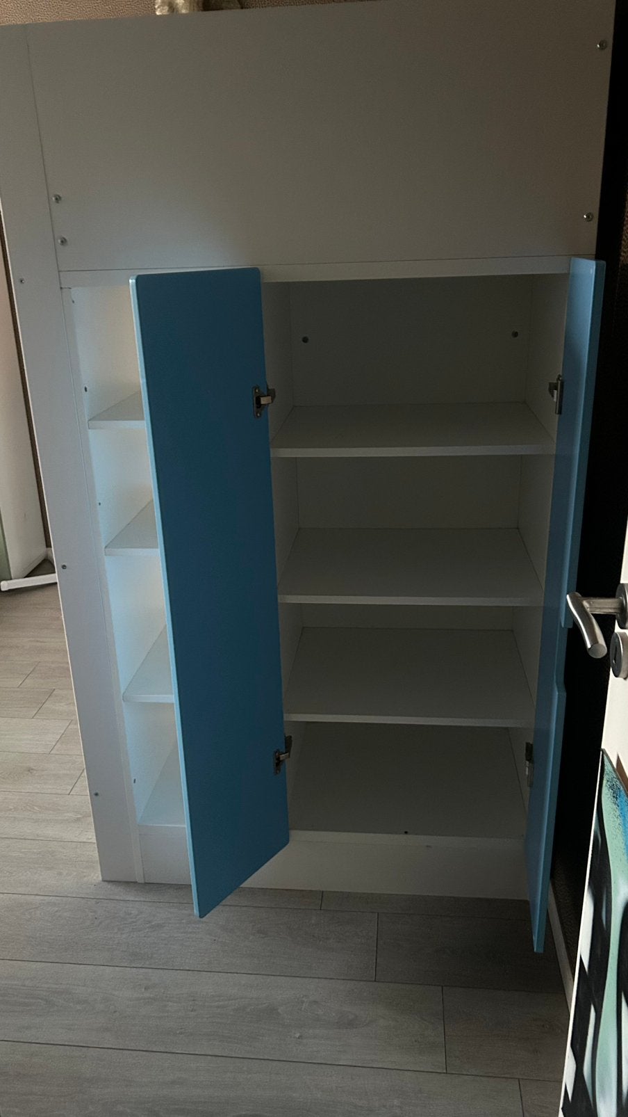Een witte hoogslaper met blauwe deurtjes en bureau lades, Ophalen, 100 cm, Hoogslaper, Eenpersoons
