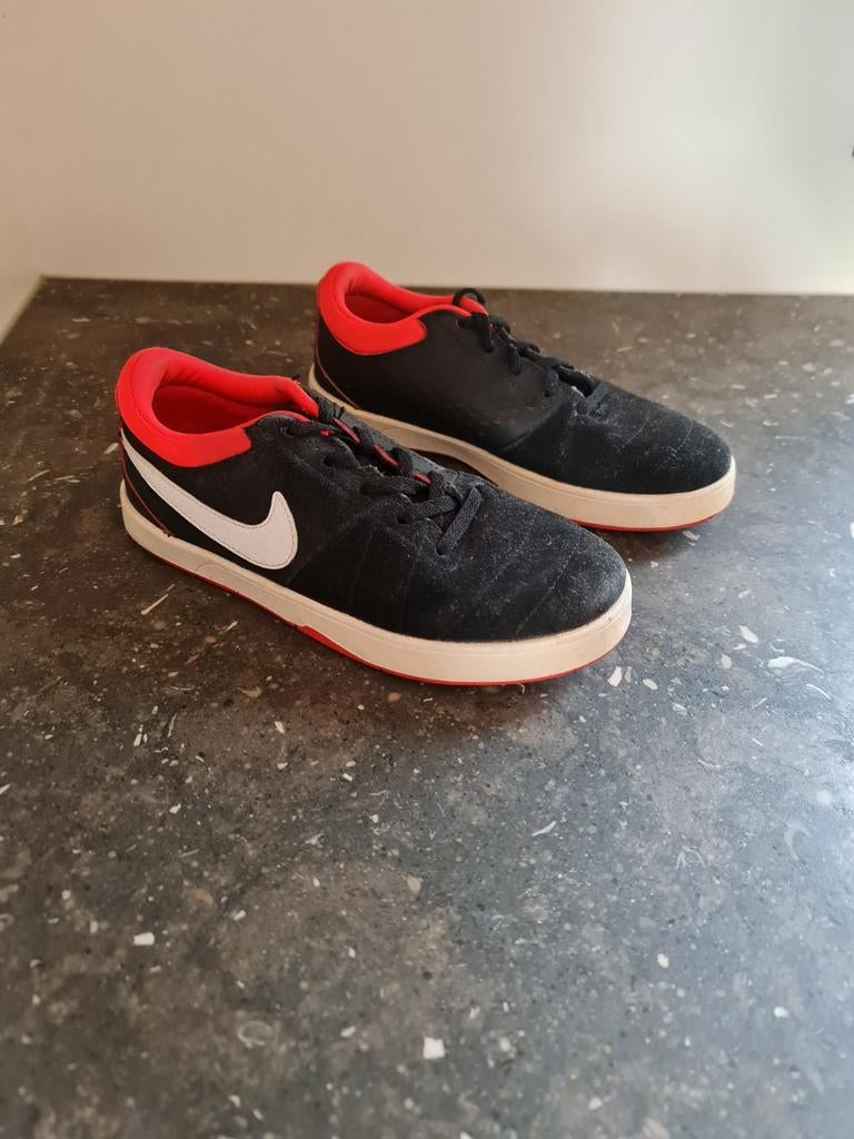 Nike sneakers maat 35,5 zgan, Schoentjes, Jongetje of Meisje, Ophalen of Verzenden, Zo goed als nieuw