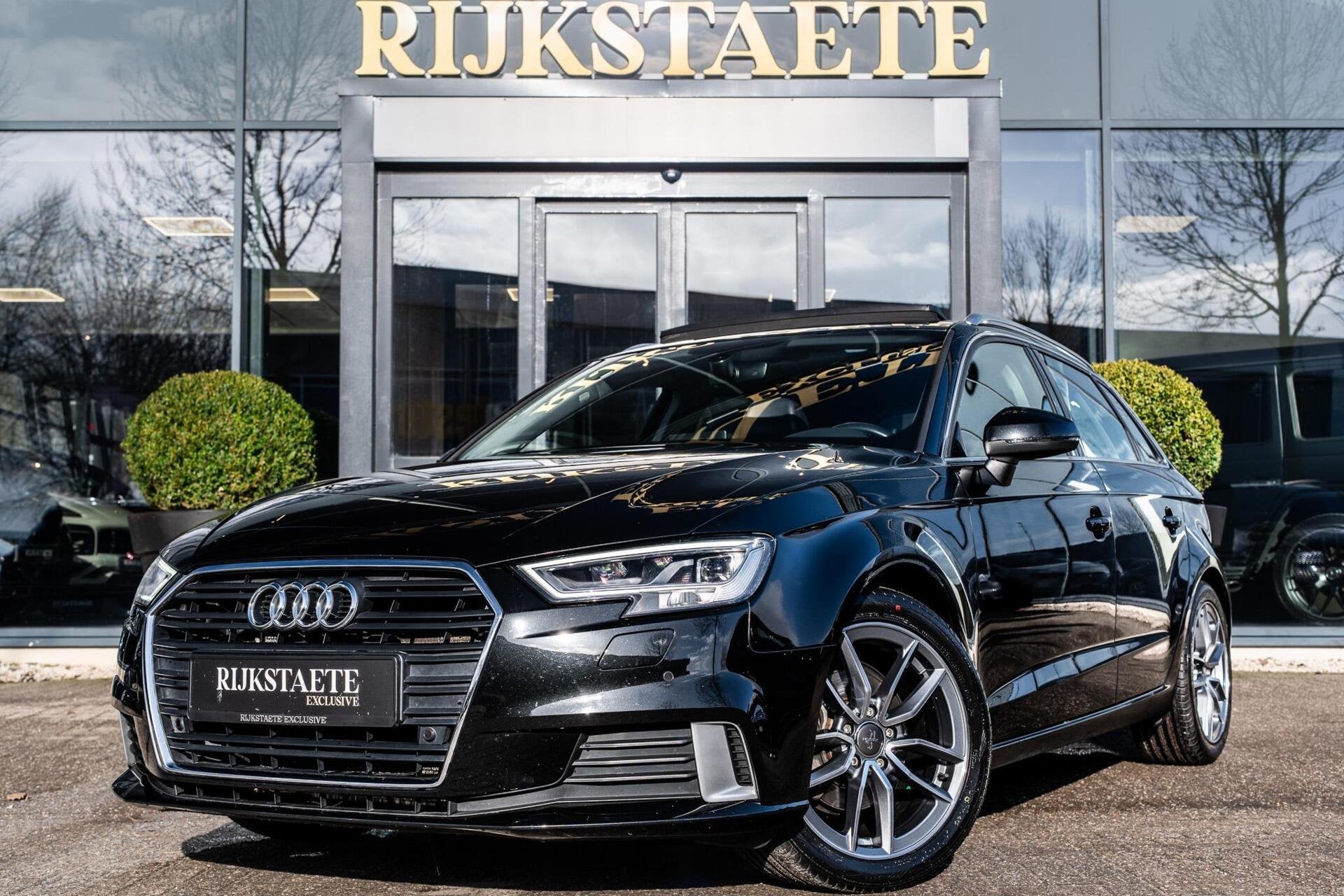 Audi A3 Sportback 1.0 TFSI Pro Line Plus|PANO|LEDER|TREKHAAK, Voorwielaandrijving, Gebruikt, Met garantie (alle), Zwart
