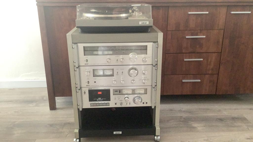 Akai stereo  kleur zilver/zwart . Maten, H88xBr55,D40,werkt., Audio, Tv en Foto, Ophalen of Verzenden, Gebruikt, Cassettedeck