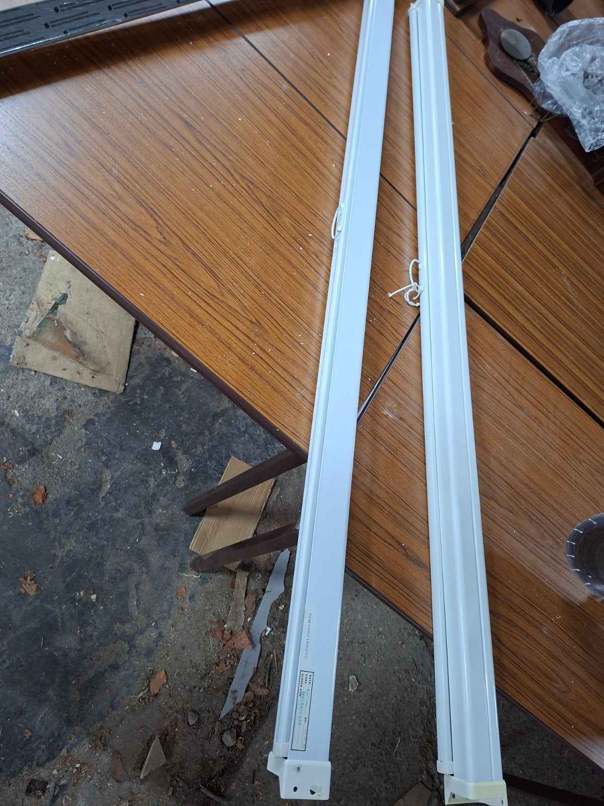 Beamer scherm 1.80m breed met muurbevestiging, Audio, Tv en Foto, Projectieschermen, Onbekend, Ophalen of Verzenden, Zo goed als nieuw