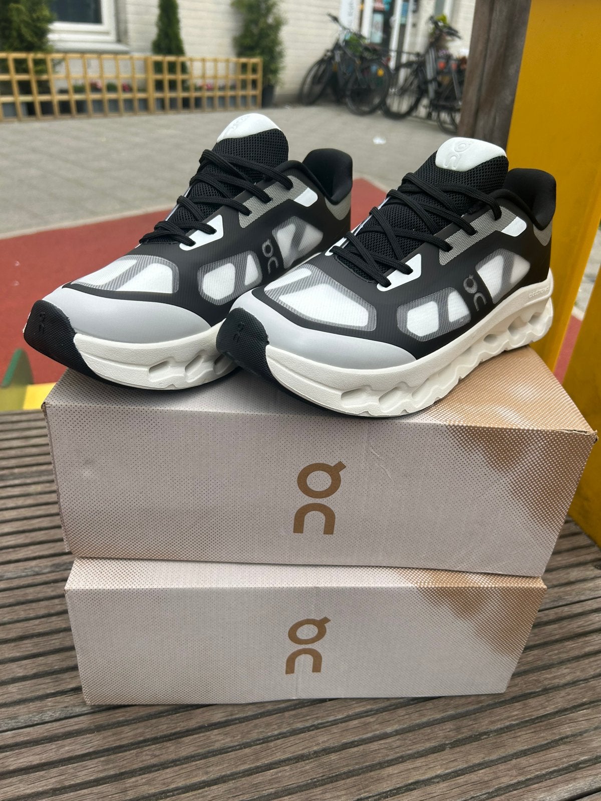 On cloud schoenen, Zwart, Overige typen, Ophalen of Verzenden, Zo goed als nieuw