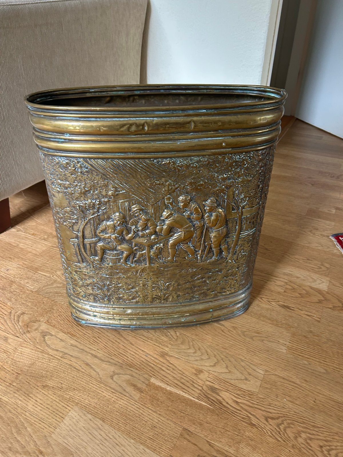 Antieke koperen kolenkit met reliëfdecoratie, Ophalen, Koper