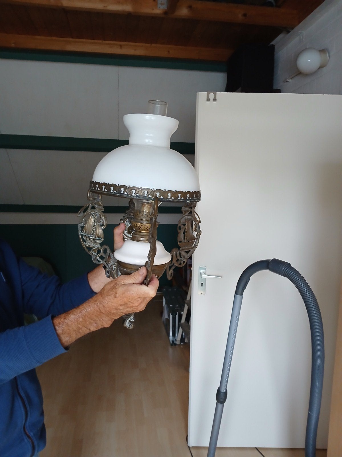 Antieke wandolielamp met origineel melkglas, ook elektrisch, Ophalen