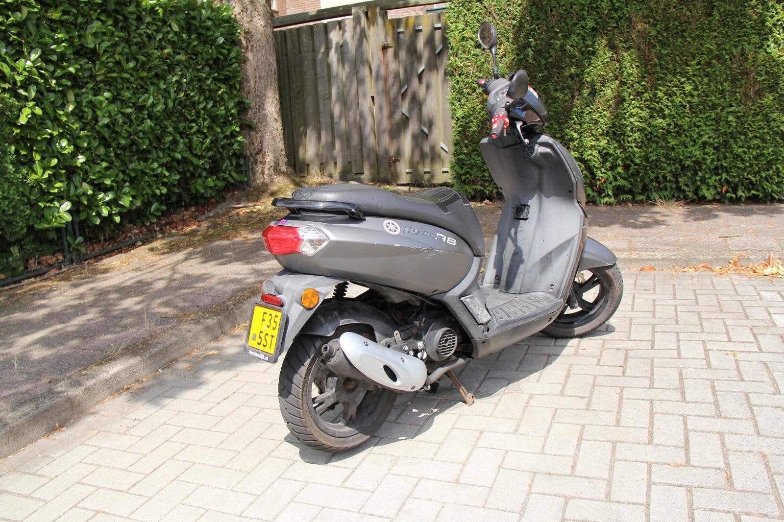 Peugeot Kisbee RS Scooter - Grijs, Fietsen en Brommers, Brommers | Peugeot, Ophalen, Maximaal 45 km/u, 49 cc, Zo goed als nieuw