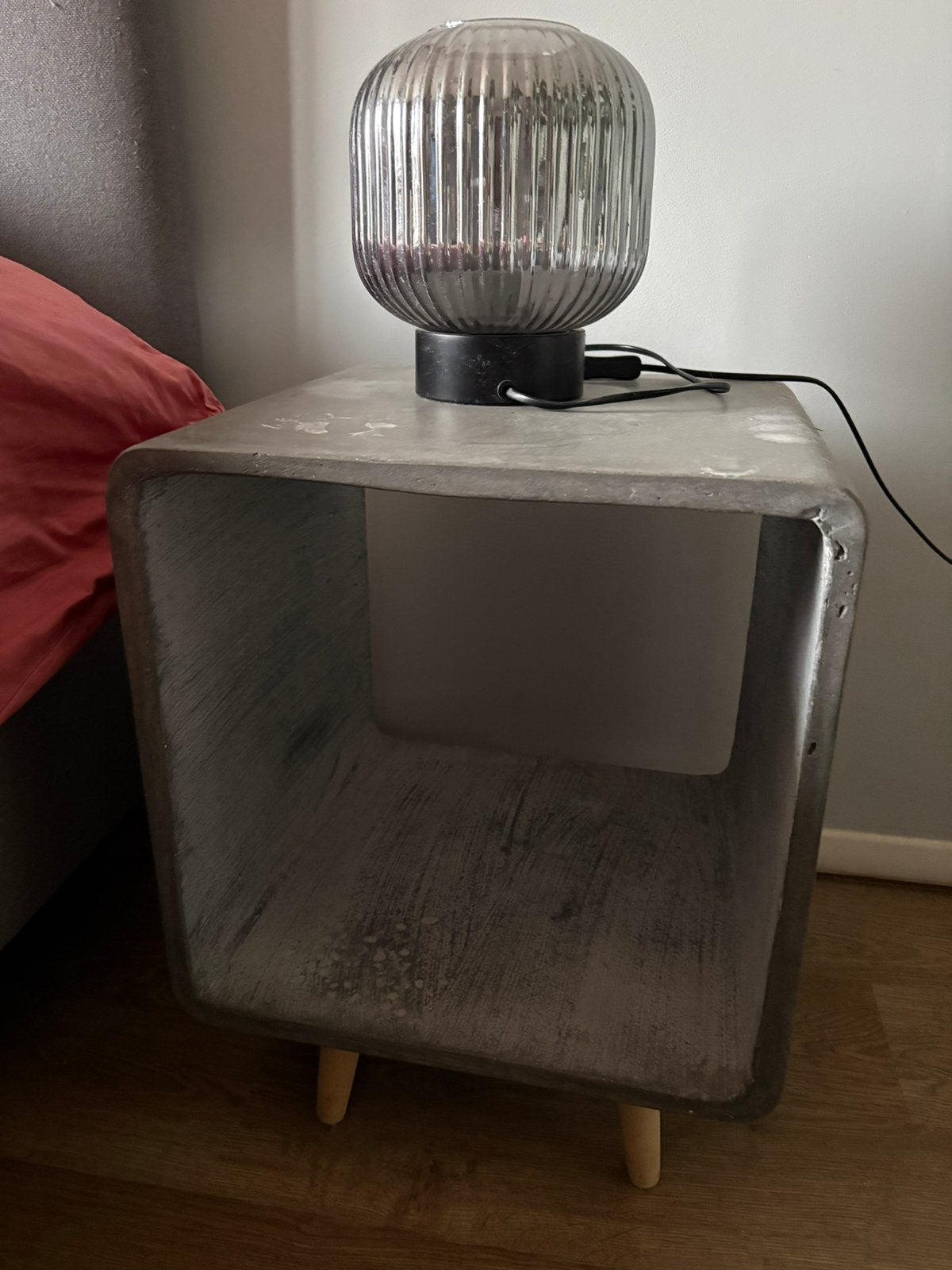 2x XOOON bijzettafel / nachtkastje betonlook – industrieel, Huis en Inrichting, Ophalen, Zo goed als nieuw, Minder dan 45 cm, Minder dan 55 cm