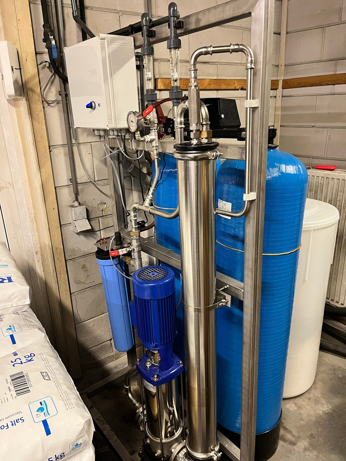 Professionele waterontharder met zout - Nieuwstaat, Witgoed en Apparatuur, Ophalen, Zo goed als nieuw, Waterontharder met zout