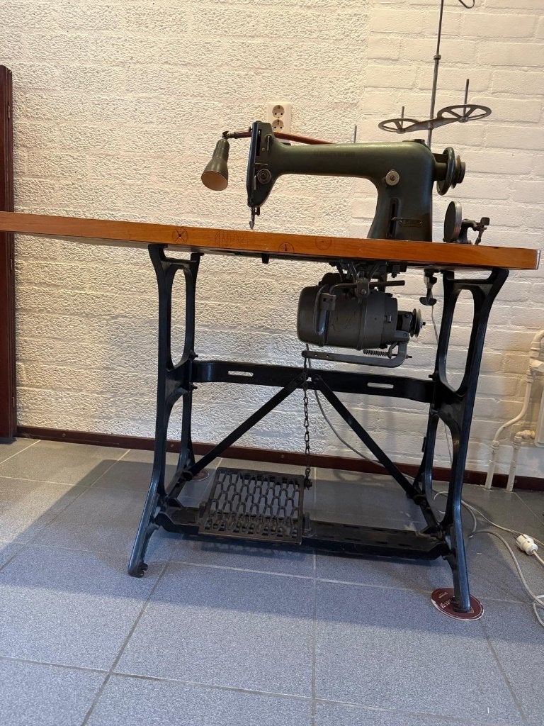 Husqvarna industriële naaimachine – oersterk – 220V, Gebruikt, Lockmachine, Industrieel, Ophalen