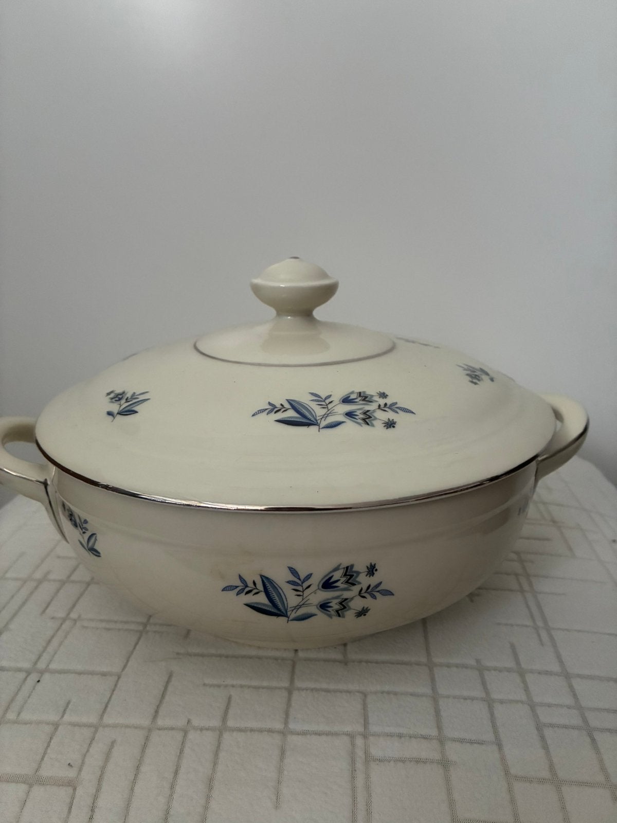 Vintage serveerschaal deksel creme met blauw bloem patroon, Ophalen of Verzenden