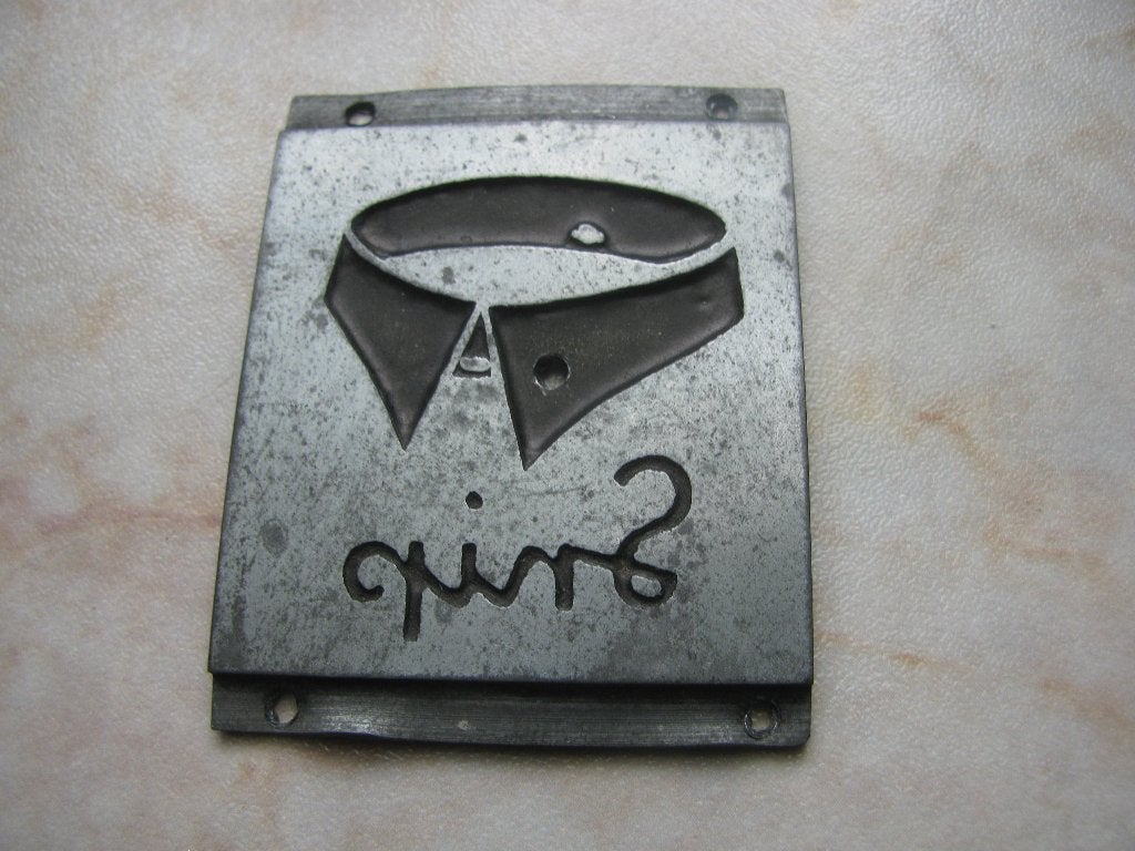 Oude Metalen Cliché Stempel met Overhemd Kraag - 5 x 4 cm, Verzenden
