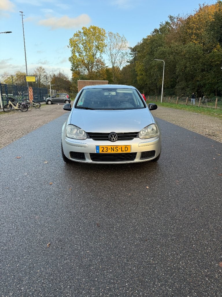 Volkswagen Golf 1.6 16V FSI 85KW 5D 2004 Grijs, Auto's, Voorwielaandrijving, Zwart, 4 cilinders, 620 kg