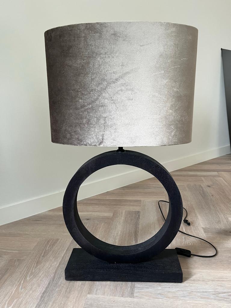 Tafellamp met ovale taupe kleurige lampenkap, Huis en Inrichting, Lampen | Tafellampen, Ophalen of Verzenden, Gebruikt, Hout, 50 tot 75 cm