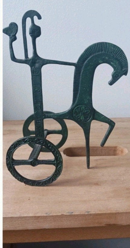 Bronzen beeld: strijdwagen met paard en strijder, Ophalen of Verzenden