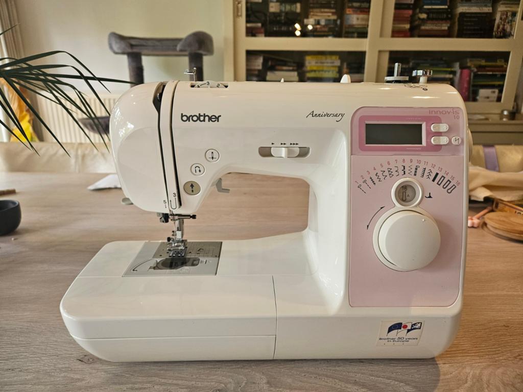 Brother Innov-is 10 Anniversary Naaimachine, Hobby en Vrije tijd, Naaimachines en Toebehoren, Ophalen of Verzenden, Gebruikt, Naaimachine