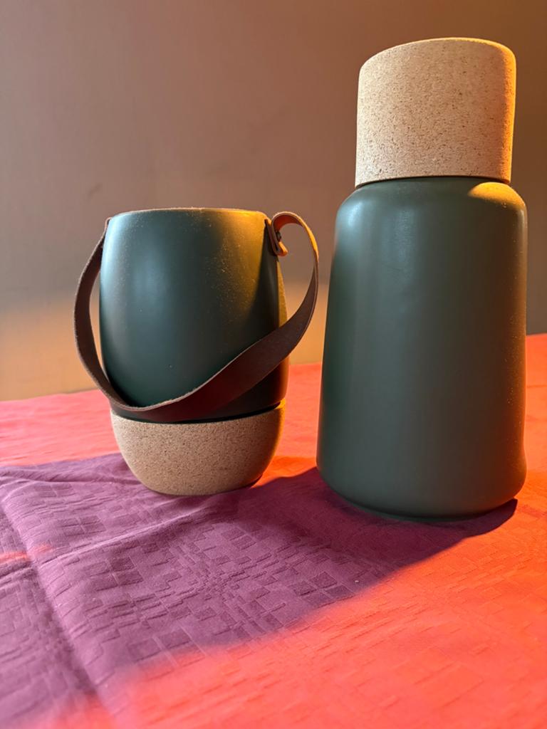 Set van 2 groene vazen met leer en kurk, Ophalen, Aardewerk of Porselein, Zo goed als nieuw, Minder dan 50 cm