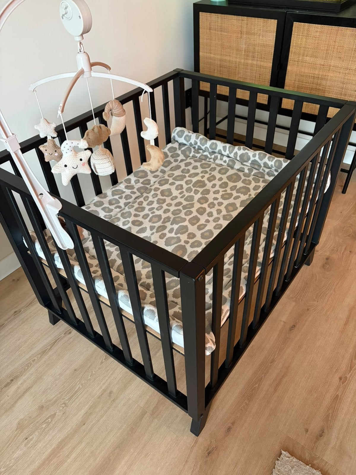 Houten babybox tekoop, incl. Accessoires, Kinderen en Baby's, Ophalen, Gebruikt, Vierkant, In hoogte verstelbaar