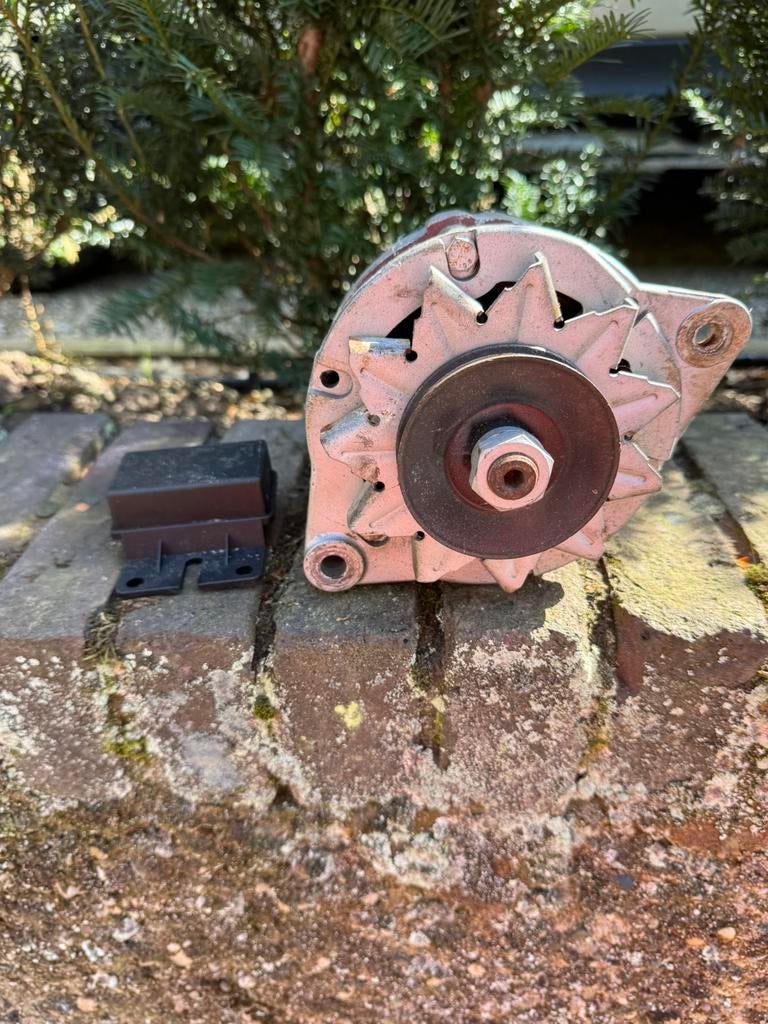 Wisselstroom dynamo met regelaar Peugeot 404/505, Ophalen of Verzenden, Gebruikt, Peugeot