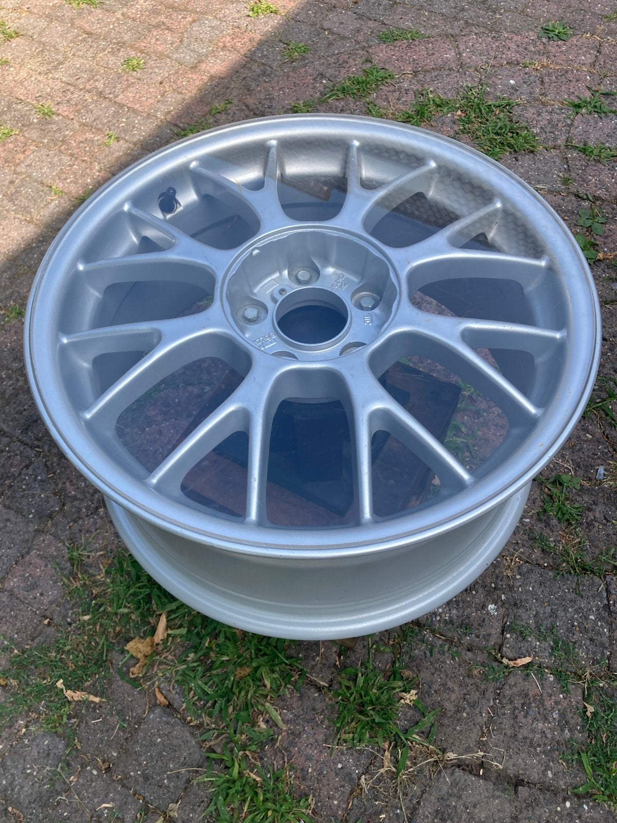 Stoer tafeltje voor in een mancave / barretje. 17 inch velg!, Ophalen, Zo goed als nieuw